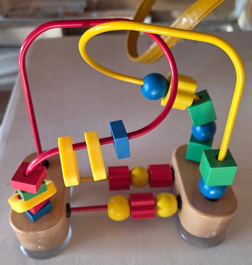 NWOT Melissa & Doug educational first bead maze; wood with suction cups